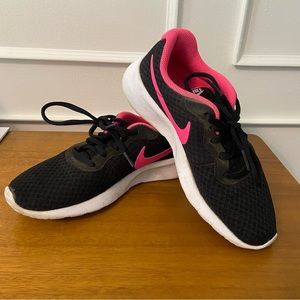 NIKE | Tanjun Running Shoe